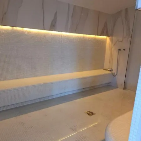 Bell Marina Premier & Heated Pool Apartment