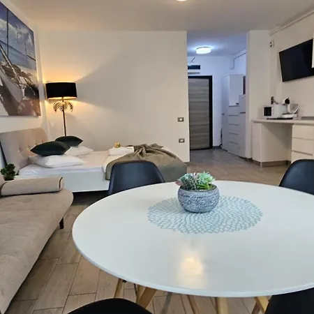 Bell Marina Premier & Heated Pool *