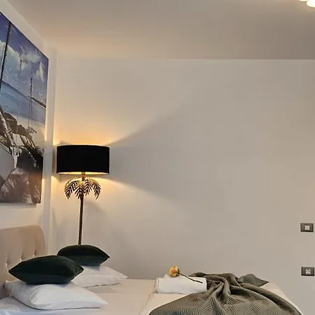 Bell Marina Premier & Heated Pool Apartment *