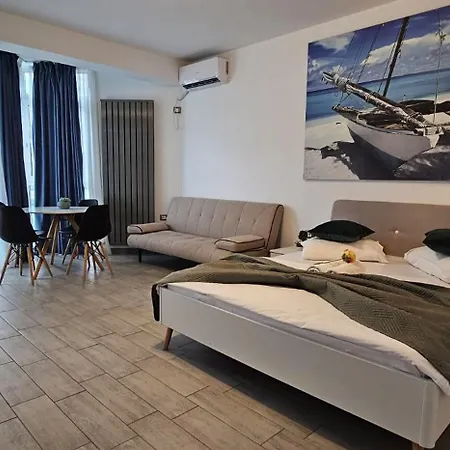 Bell Marina Premier & Heated Pool Apartment