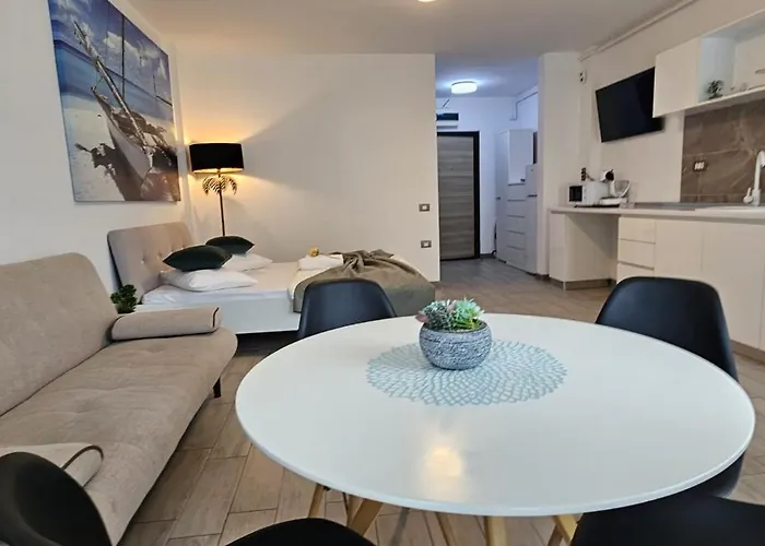 Bell Marina Premier & Heated Pool *